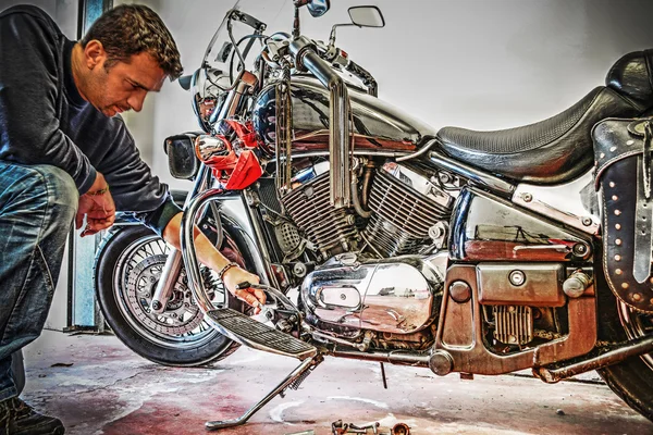 Mann repariert ein Motorrad — Stockfoto