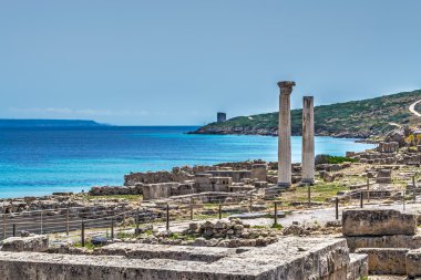 açık bir günde tharros sütunlar