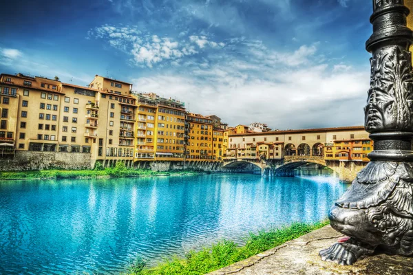 Ponte Vecchio visto desde el banco Arno — Foto de Stock