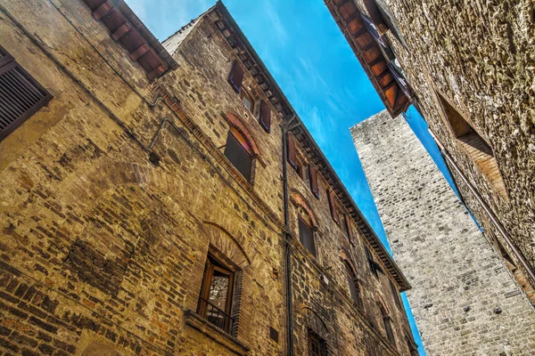 Narrow street and medieval tower in San Gimignano — Stock Photo, Image