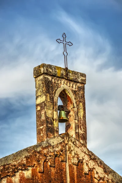 Chiesa grunge con croce in metallo — Foto Stock