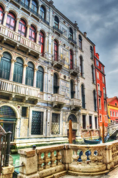 Элегантное здание в Венеции — стоковое фото