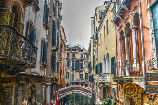 Вузький канал у Венеції — стокове фото