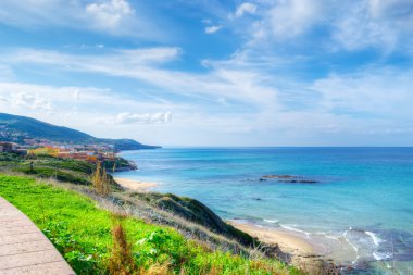 Bulutlu bir günde Castelsardo kıyı şeridi