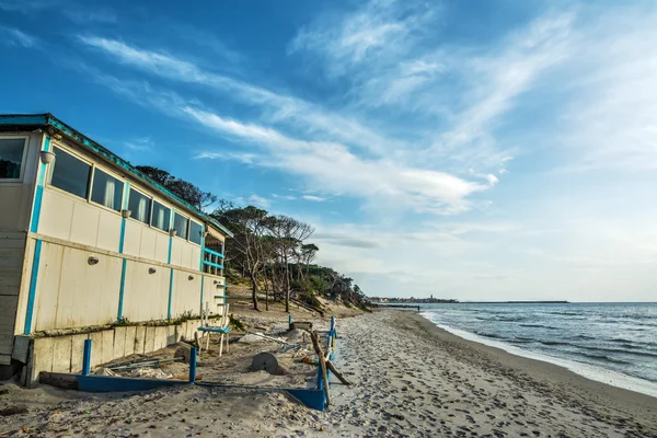 Bar de praia de madeira na costa da Sardenha — Fotografia de Stock