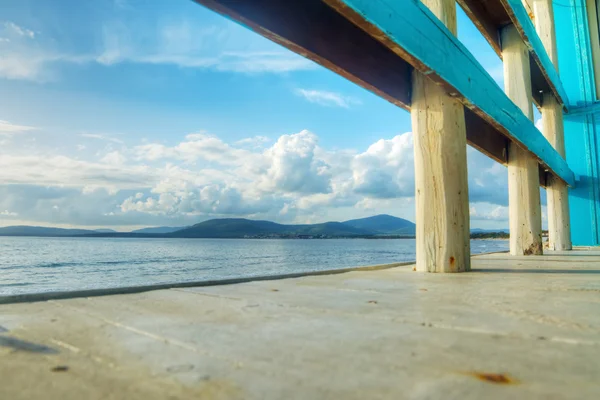 Белая и бирюзовая деревянная терраса на берегу — стоковое фото