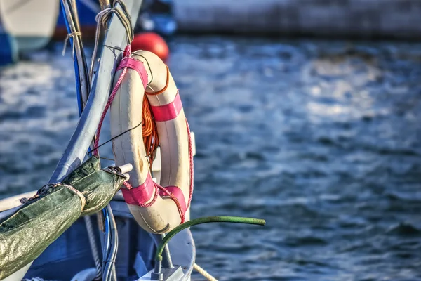 Bouée de sauvetage sur un bateau en bois — Photo