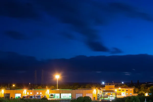 Sassari banliyölerinde üzerinde karanlık gökyüzü — Stok fotoğraf