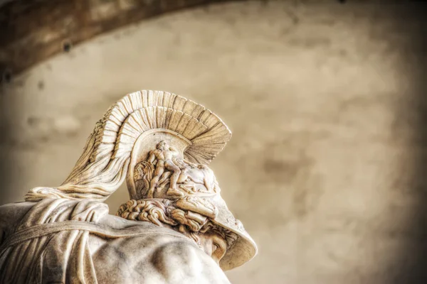 Menelao Helm in Patroklo und Menelao Statue — Stockfoto