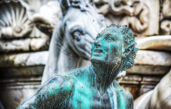 Satyr estatua de bronce en la fuente de Neptuno —  Fotos de Stock