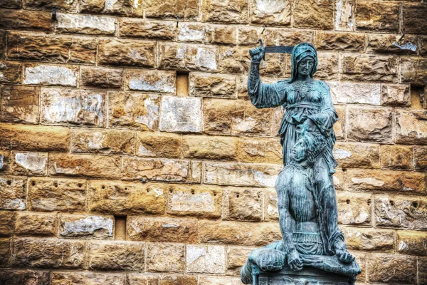 Estatua de bronce de Giuditta y Oloferne —  Fotos de Stock