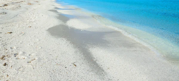 Blauwe zee en wit zand — Stockfoto