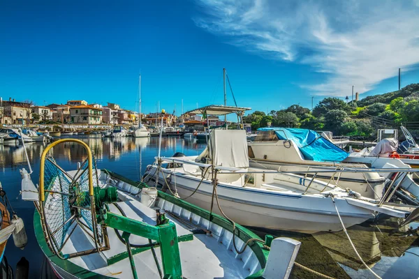 Dřevěné lodě v přístavu Stintino — Stock fotografie