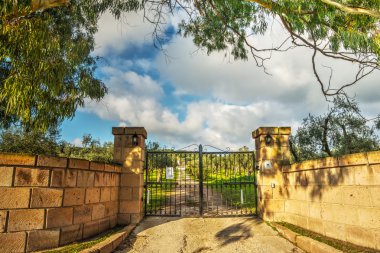 rustik bir kapı üzerinde şube