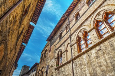 açık bir günde San Gimignano'da dar sokak