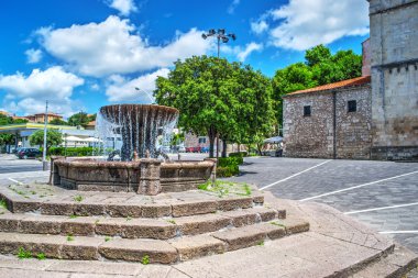 Çeşme bulutlar ile mavi gökyüzü altında