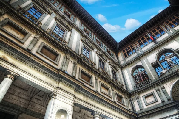 Uffizierna i Florens under en blå himmel — Stockfoto