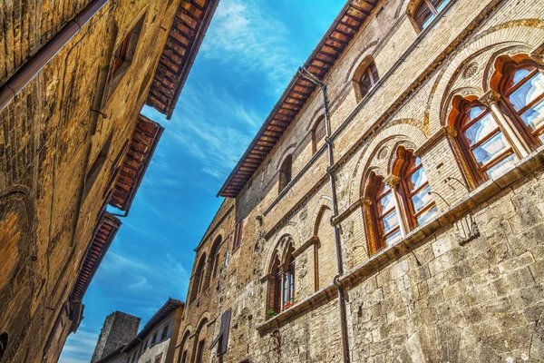 Narrow street in San Gimignano on a clear day — Stock Photo, Image