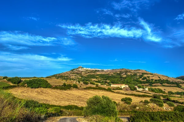 Cielo blu sulla campagna sarda — Foto Stock