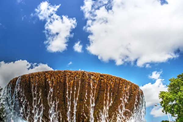 Brun fontän under en blå himmel — Stockfoto