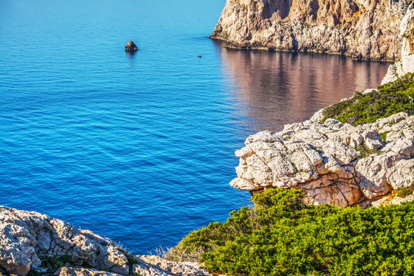 Beyaz kayalar ve Capo Caccia yeşil çalı — Stok fotoğraf