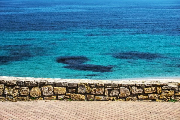 Kleine muur door de kust in Sardinië — Stockfoto