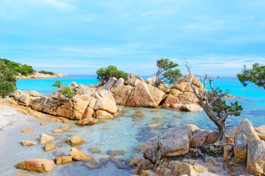 sarı taşlar ve mavi deniz