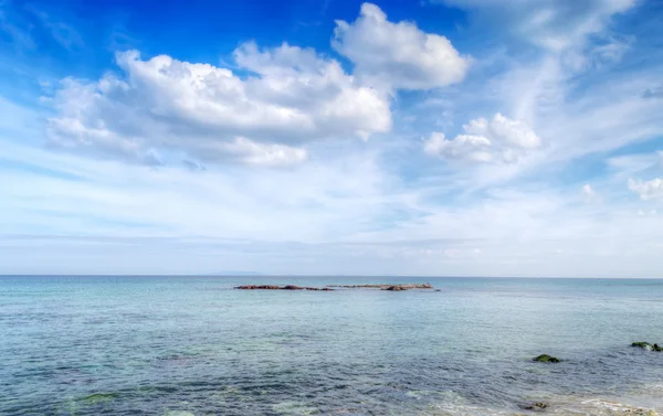 Weiße Wolken über der Küste von Castelsardo — Stockfoto