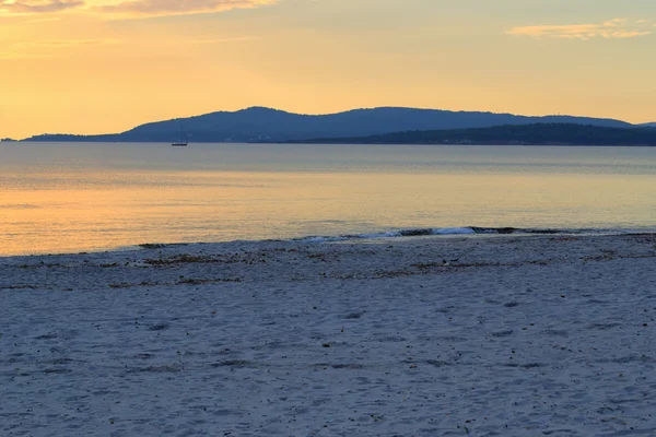 Coucher de soleil coloré sur la plage de Maria Pia — Photo