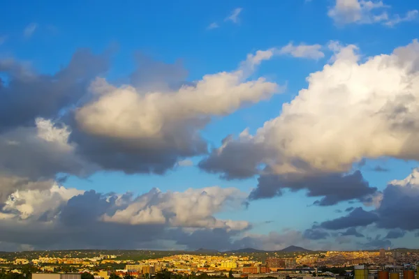 Wolken über Sassari bei Sonnenuntergang — Stockfoto