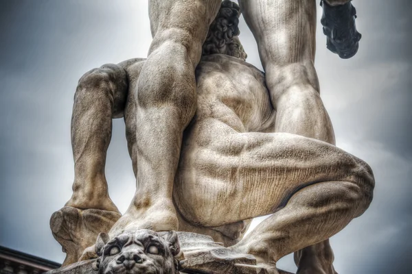 Вид сзади статуи Геркулеса и Кака — стоковое фото