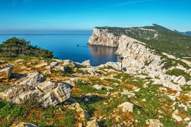 Capo Caccia kıyı açık bir günde
