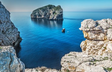 Foradada Adası ve beyaz kayalar