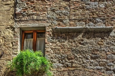 San Gimignano'da rustik bir cephe penceresinde