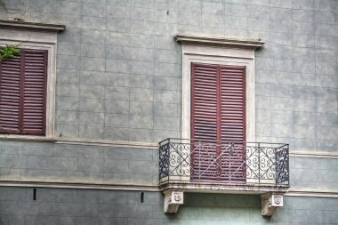 Siena gri bir duvar içinde zarif balkon