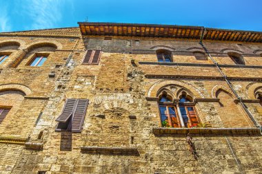 San Gimignano'da tuğla cephe