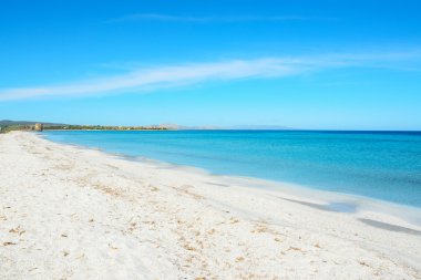 Mavi denizi ve beyaz çakıl