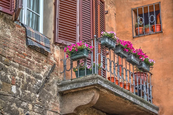 Blumen auf einem alten Balkon — Stockfoto