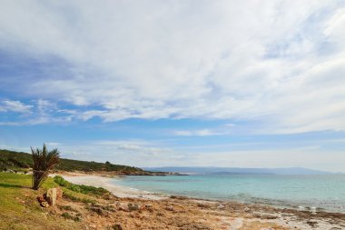 Le Bombarde beach bir bulutlu gökyüzü altında