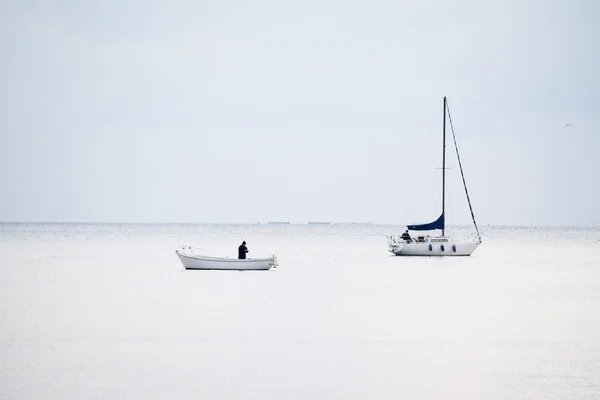 Barcos blancos en un mar blanco —  Fotos de Stock