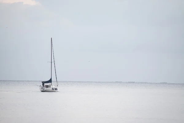 Weißes Boot in einem weißen Meer — Stockfoto