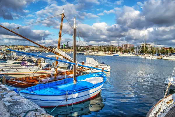 Träbåtar i Algheros hamn — Stockfoto