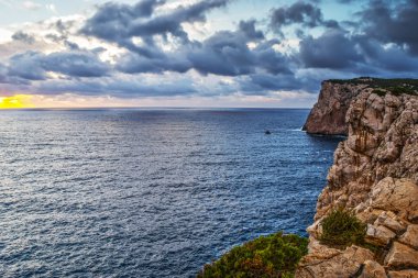 Capo Caccia kıyı şeridi üzerinde bulutlu gökyüzü