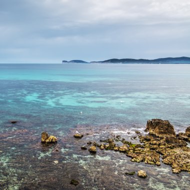 Alghero kıyı şeridi üzerinde bulutlu gökyüzü