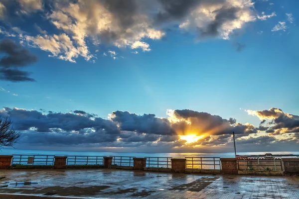 Colorido atardecer en Alghero frente al mar — Foto de Stock