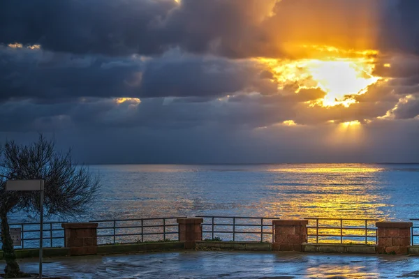 Alghero kustlijn onder een grijze lucht — Stockfoto