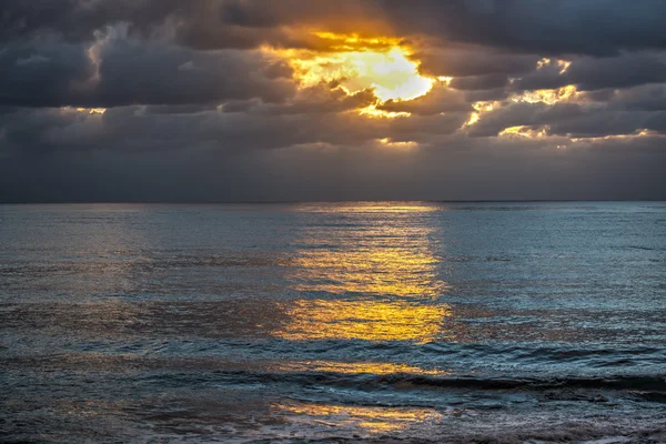 Cielo gris sobre el mar — Foto de Stock