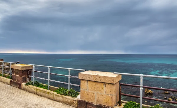 Alghero front de mer par une journée nuageuse — Photo