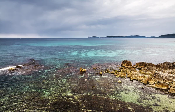 Capo Caccia sob um céu nublado — Fotografia de Stock