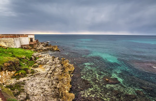 Ciel gris sur le rivage d'Alghero — Photo